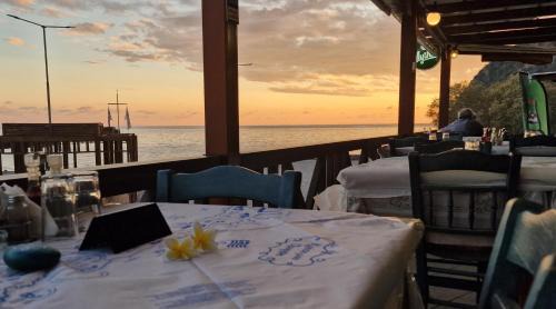 Paralia Hotel & Taverna