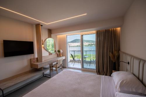 Paralimnio Suites