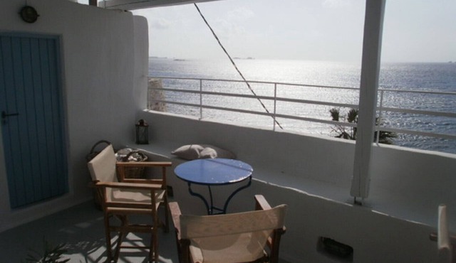 Paros Parikia Pantarei*: seafront apartment in the town. 5 June 2004