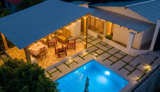 Peace by de river, mountain vew, hot pool- Jacuzzi, bbq, 3 bsr, PRIVATE PROPERTY