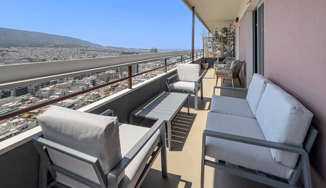 Phaedrus Living: Apollo Skyview Penthouse