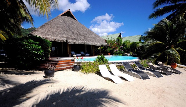 Pool&Beach Villa by ENJOY VILLAS MOOREA, white sandy Beach + infinity Pool