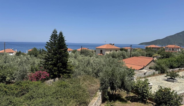 Poulithra, Peloponnese: Charming Holiday Home with Terrace & Sea View