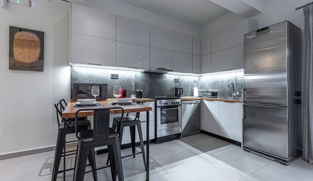 Premium 2BR 2Bath Apt | Airport, Expo, Leisure | Wi-Fi, Garden| 24/7 Smart Lock