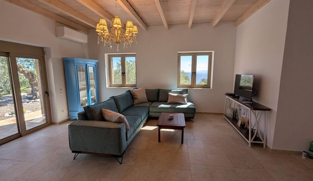 Private 2-Bedroom Cottage in Kardamyli · Quiet Setting Near Beaches