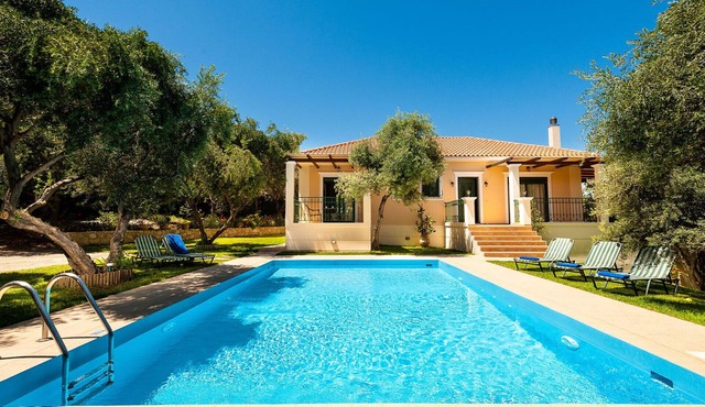 Private pool ★ Large garden ★ Wifi ★ 2min drive to beach ★ 3 bedrooms