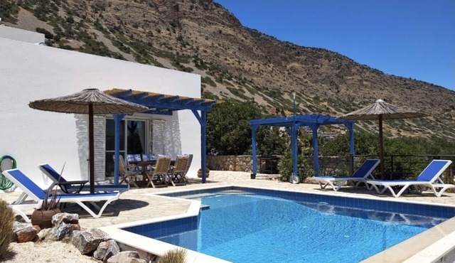 Private two bedroom villa, just 750 metres from Plaka, pool, garden, great views