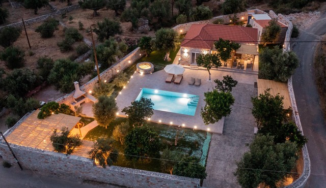 Private villa with pool near the sea!