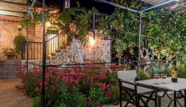 Quaint vacation home in a Mediterranean garden just a few steps from the beach