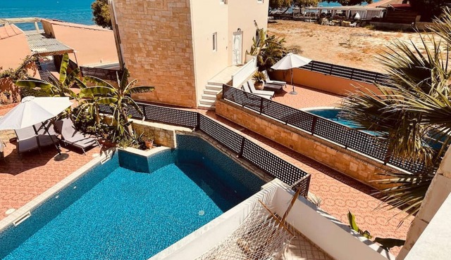 Quest Star Villa - 20meters to beach. Sleeps 8.