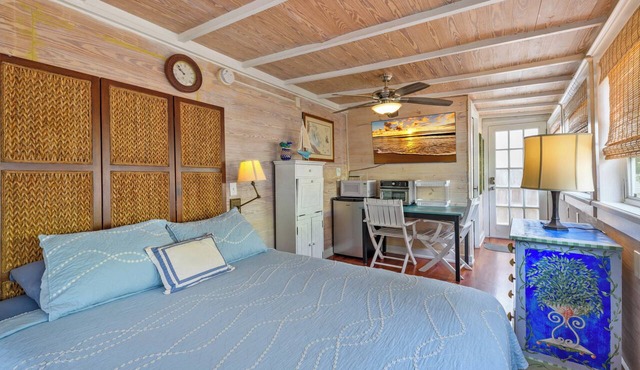 Quiet Old Town Studio - Gated Enclave, Luxury Bidet Bath & Pool in Key West