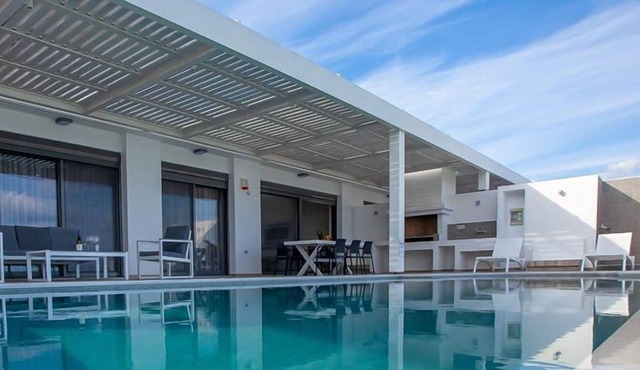 R 1219 Xanthus Villa Kastro With BBQ, Outdoor Jacuzzi & Sea view