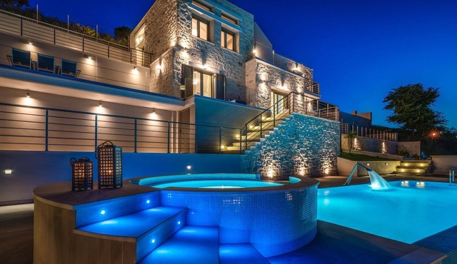 R 272 Luxury and spacious Beach Villa with Private Pool Sea Views