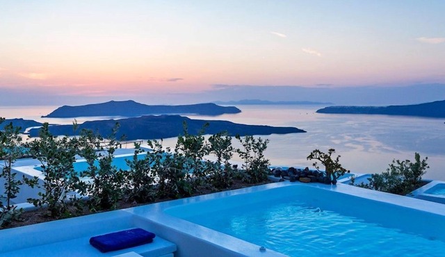 R 316 Premiere Suite Santorini with Heated Private Pool, Aegean Sea views Incl Breakfast