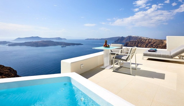 R 323 Luxury Suite Santorini with exterior Jacuzzi mini pool, overlooking the caldera Incl Breakfas