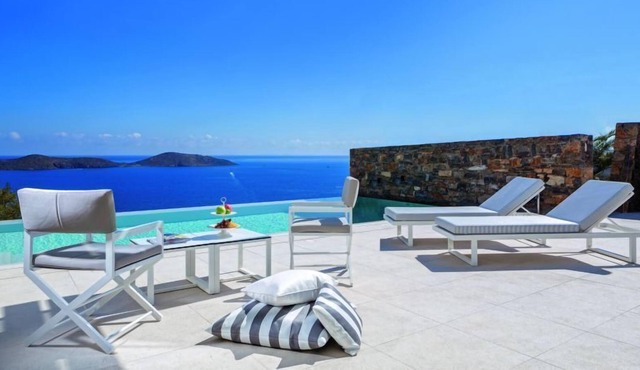​R299 Superior Suite with Private Pool private massage room & Sea View