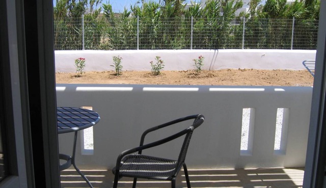 Romantic modern studio C on the ground floor - 2 min. from Plaka beach, Naxos