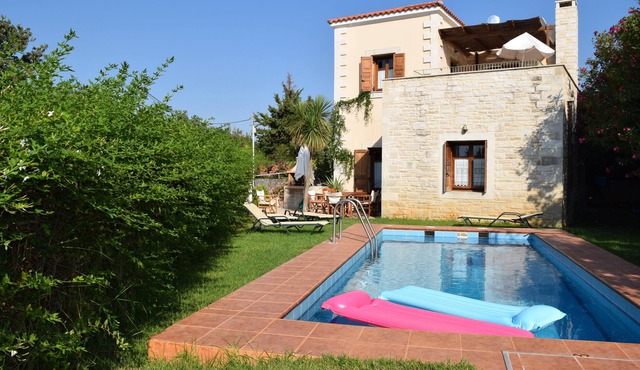 Romantic villa in Prines, pool, restaurants, beach, sea-sunset view.