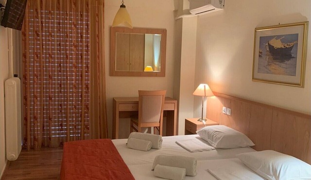 Saronis Hotel