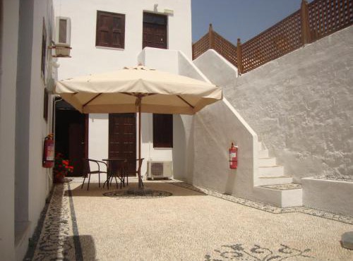 Sarris Studios & Apartments