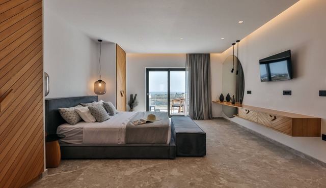 Sea View Suite with Outdoor Jacuzzi - Milestones Naxos Hotel