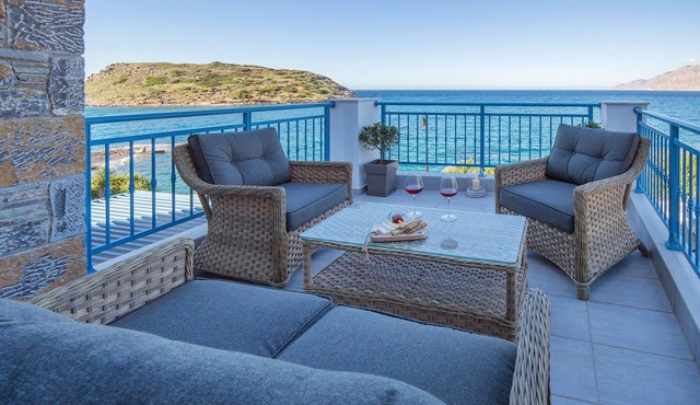 Seafront house with Jacuzzi, 20 meters to the Beach and Restaurants in Mochlos