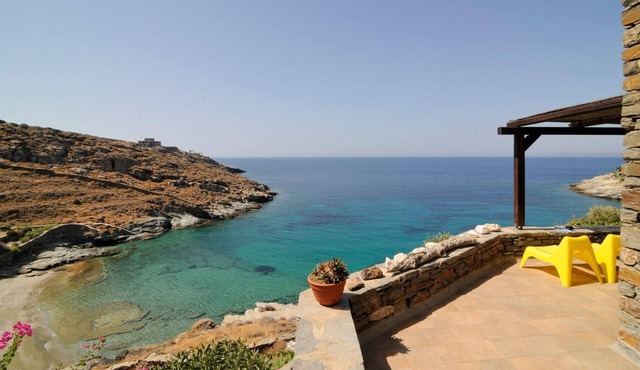 Seafront Luxury, quiet apt, on sea - private beach
