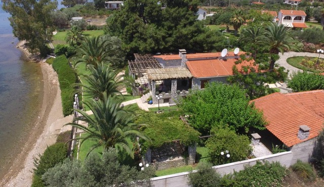 Seafront Luxury Villa w/3-en/suite BR & BBQ