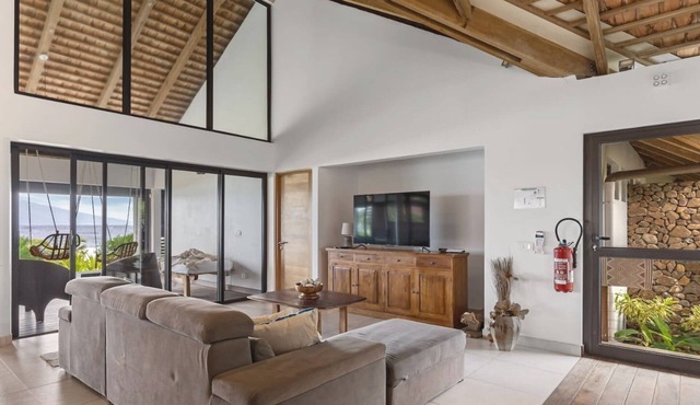 Seaside Haven: Expansive 3BR Villa in Moorea