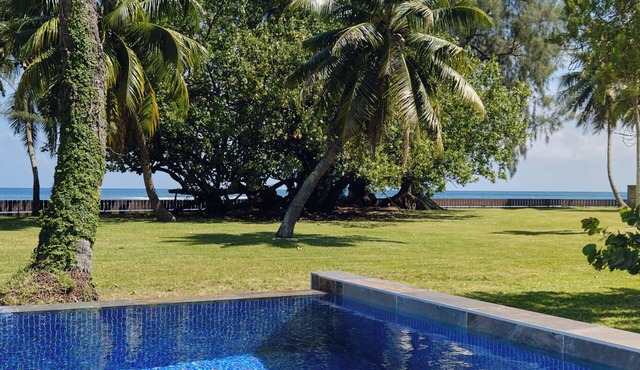 Seaside villa with swimming pool in a large garden