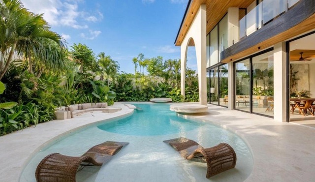 Seminyak 6BR Tropical villa with Huge curvy Pool