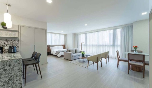 Serviced Studio with City & Ocean View in Panama U902