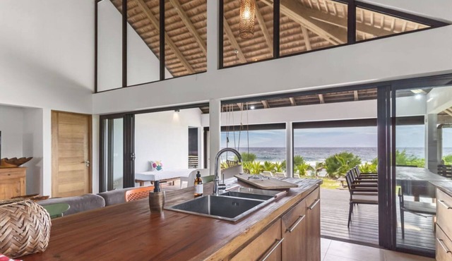 Shoreline Getaway: Spacious 2BR Villa in Moorea