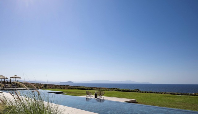 Single-Level Elegance: Enjoy Sea & Sunset Views