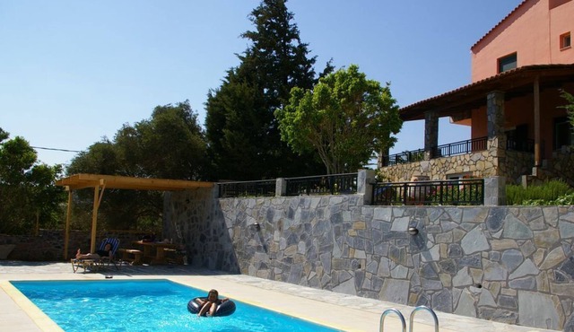 Small apartment in an idyllic olive grove, communal pool & free WiFi