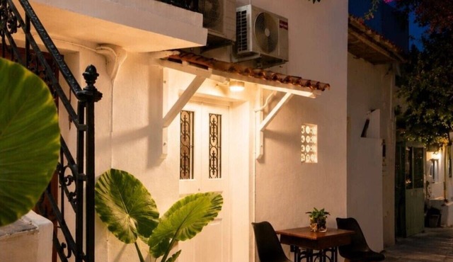 Small House 'Bougainvillea' with Wi-Fi and Air Conditioning