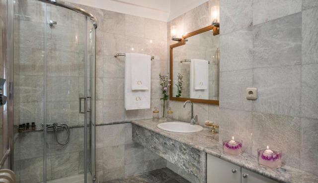 Soul of Sun - Spacious Luxury 90sqm Apartment, 2 Bathrooms, Chania Center, Private Parking Available 900m