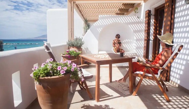 Spacious Beach Flat, Large Balcony, 1 Min to Sea - Argo Apartment