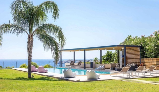 Spacious beach front Vila with 100 sqm infinity pool, a basket ball court