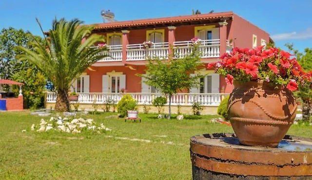 Spacious first floor apartment, Family-Friendly Stay Near the Beach