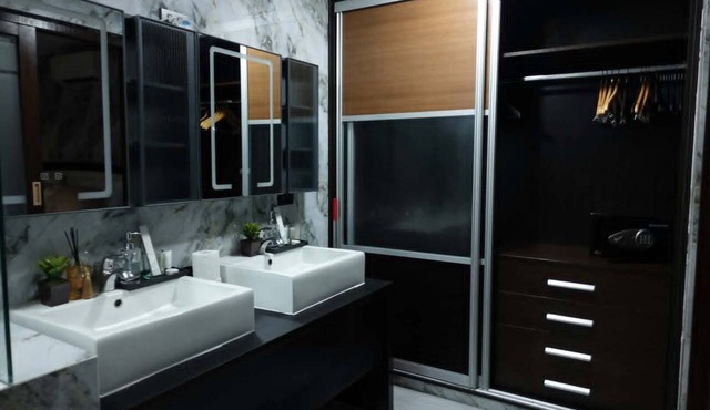 Spacious fully self-contained 1-bedroom condo in Angeles City near Clark