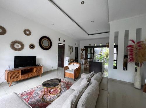 Spacious House with Private Pool and Garden