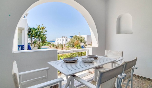 Spacious modern sea view apartment: AC, walk to taverns and beaches