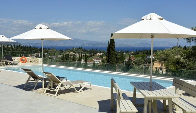Spacious villa apartment! Beautiful panoramic views & infinity pool.