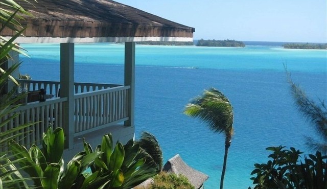 Splendid Villa Overlooking the Lagoon of Bora Bora. Honeymooners & Families