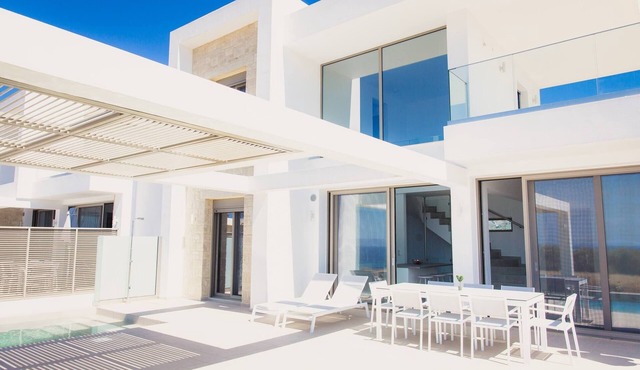 Starlight Villa Guro - 4bd, 4ba, 4min To Beach
