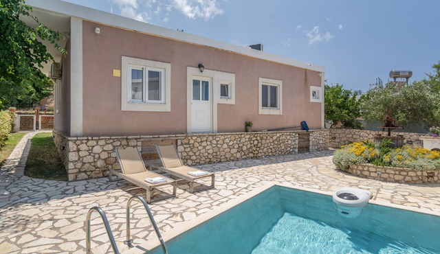 Stathis Home Apartment with Mountain View, Wi-Fi, and Air Conditioning