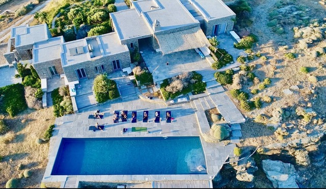 Stone architect villa, 6 suites, swimming pool at the top of the hill