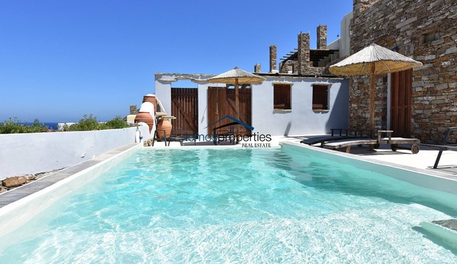 Stone villa with a sea water swimming pool and a sea view, close to the sea