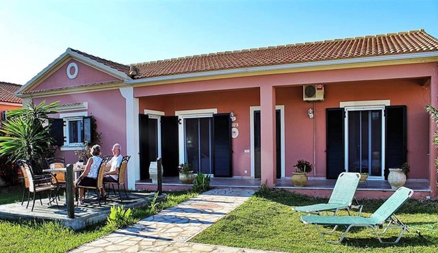 STRAWBERRY - 3 bedroom, 2 bathroom Private Villa, Wifi and Aircon throughout